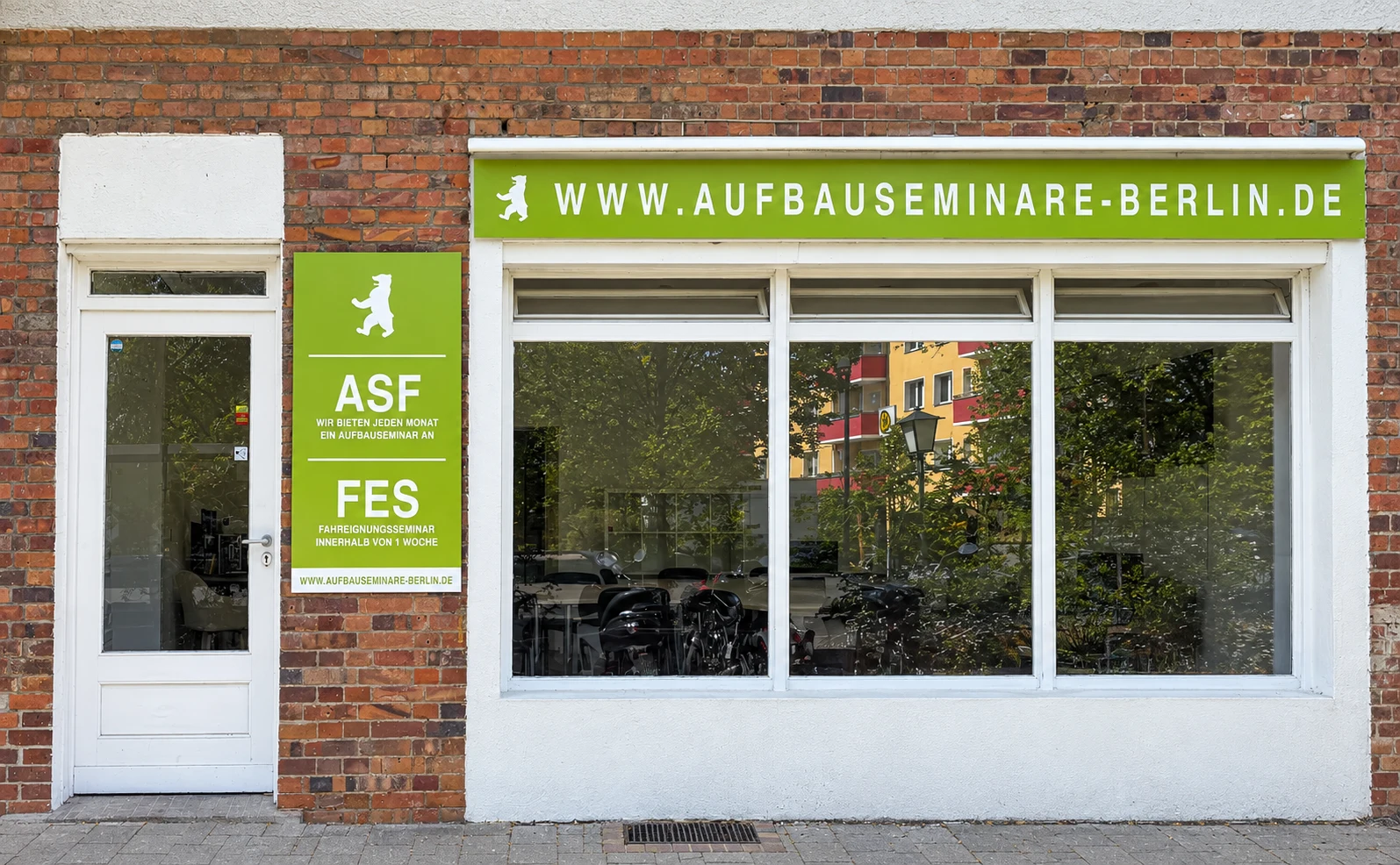 Eigener Eingang der Seminarräume: vollständige Tür links neben dem Schaufenster